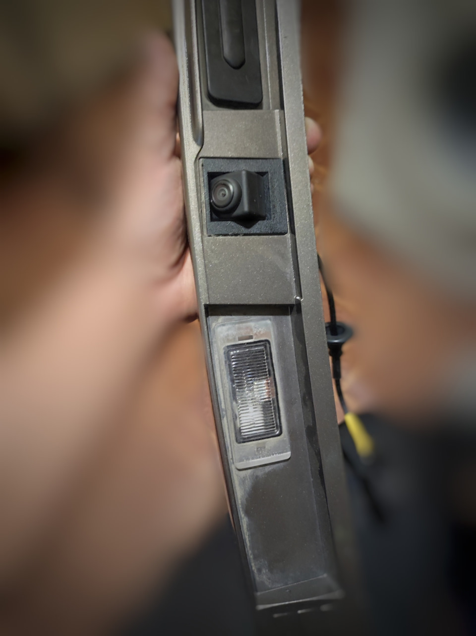 Установил камеру в саблю, очень плотно встала, вытащить с лёгкостью не получится никак — Lada Гранта Лифтбек (2G)