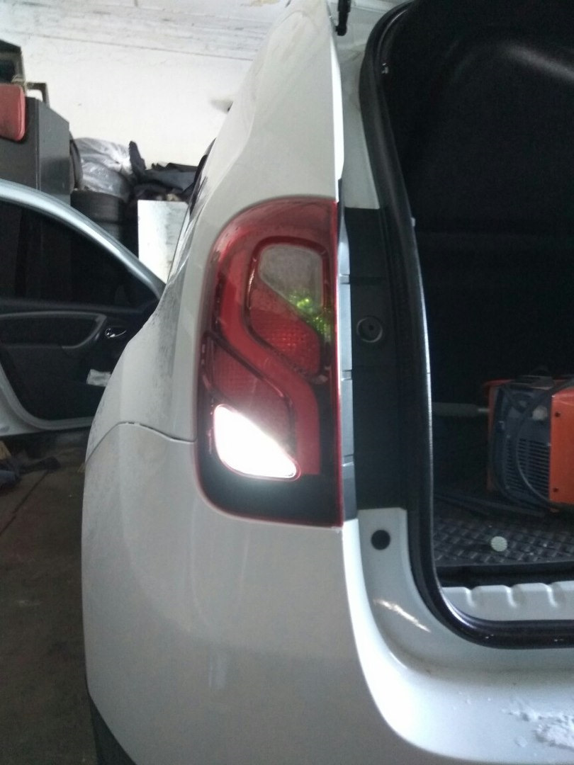 Фонарь заднего хода рено дастер. Рено дастер задний ход свет. Лампы заднего хода рено дастер. Лампа стоп сигнала рено дастер. Фонари заднего хода на рено дастер 2014 года.