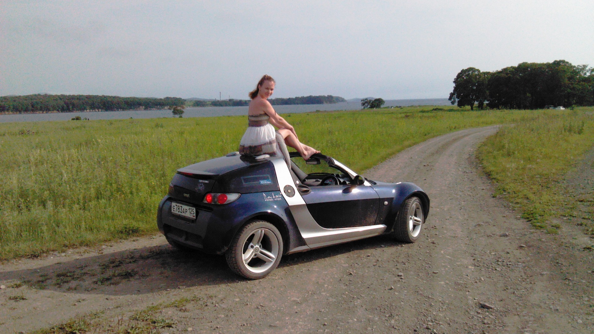 Smart Roadster рядом с человеком