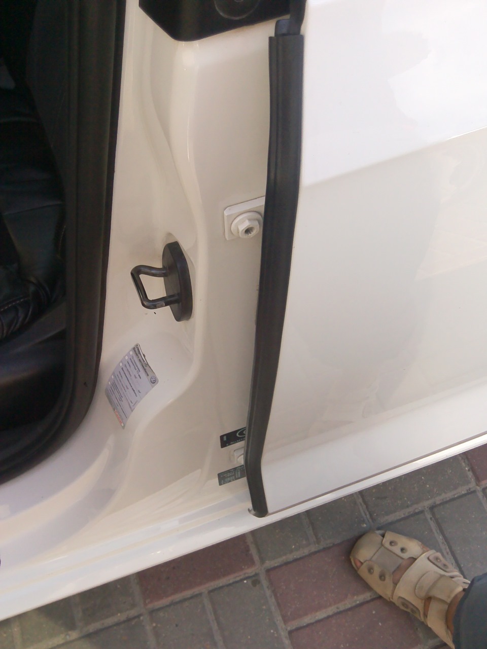 междверной уплотнитель РКИ-19 — Volkswagen Polo Sedan, 1,6 л, 2011 года ...