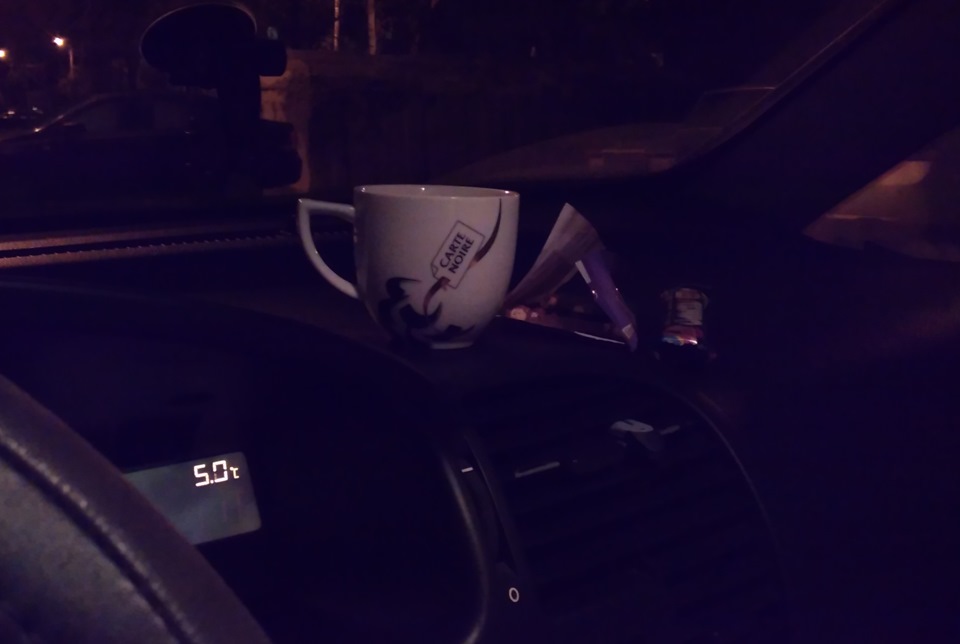 Кофе в руке у девушки фото в машине