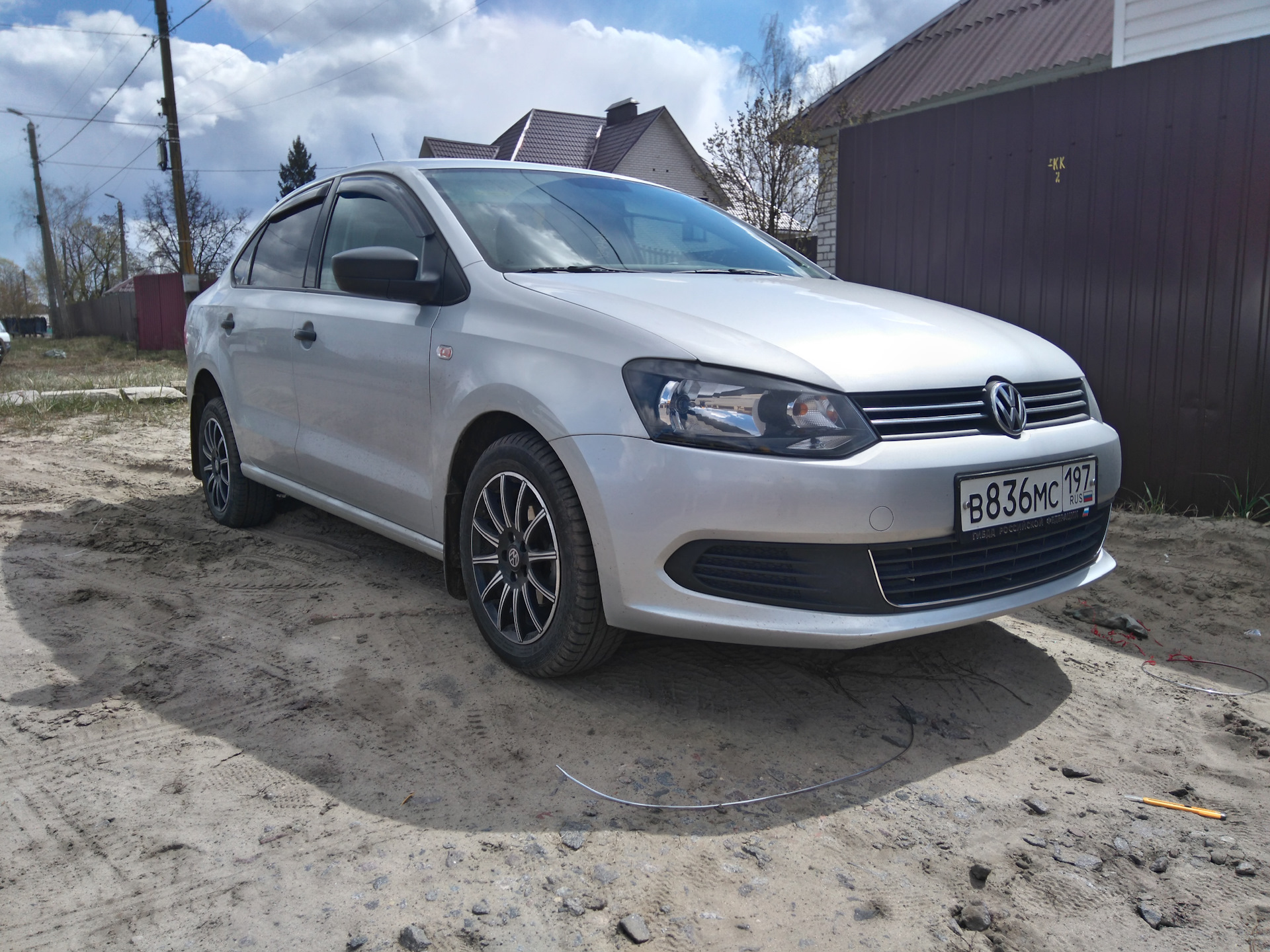 Хром полоска в решетку бампера™ — Volkswagen Polo Sedan, 1,6 л, 2011 ...