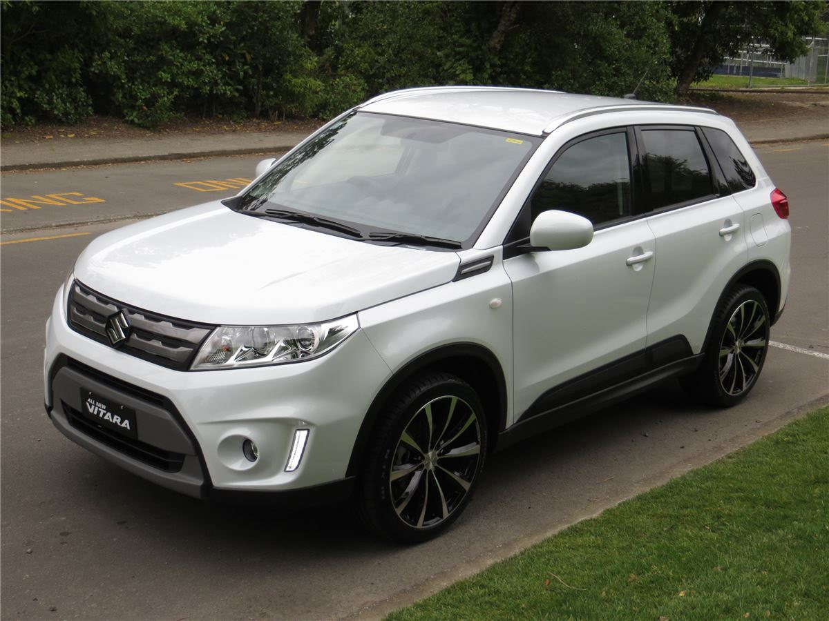 Suzuki Grand Vitara белая