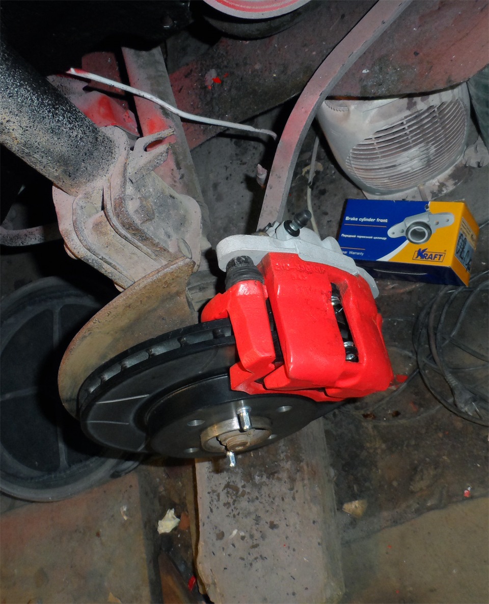 Поршень переднего суппорта ваз 2107. Toyota yaris 2008 заклинил тормозной суппорт. Суппорт тормозной передний ваз 2107. Замена тормозного цилиндра суппорта. Цилиндр переднего суппорта ваз 2107.