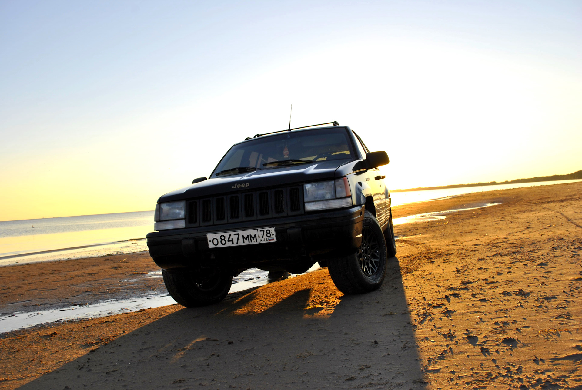 Гранд чероки задний. Jeep Grand Cherokee ZJ. Jeep Grand Cherokee 5.9. Jeep Grand Cherokee ZJ люк. Джип Чероки Бегемот.