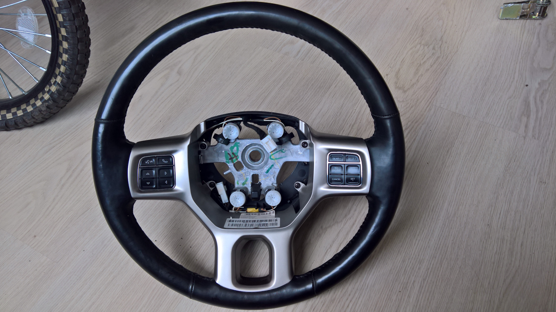 Руль додж. Деревянный руль додж intrepid. Руль додж чарджер 2006. Руль на додж дюранго. Руль dodge challenger srt.