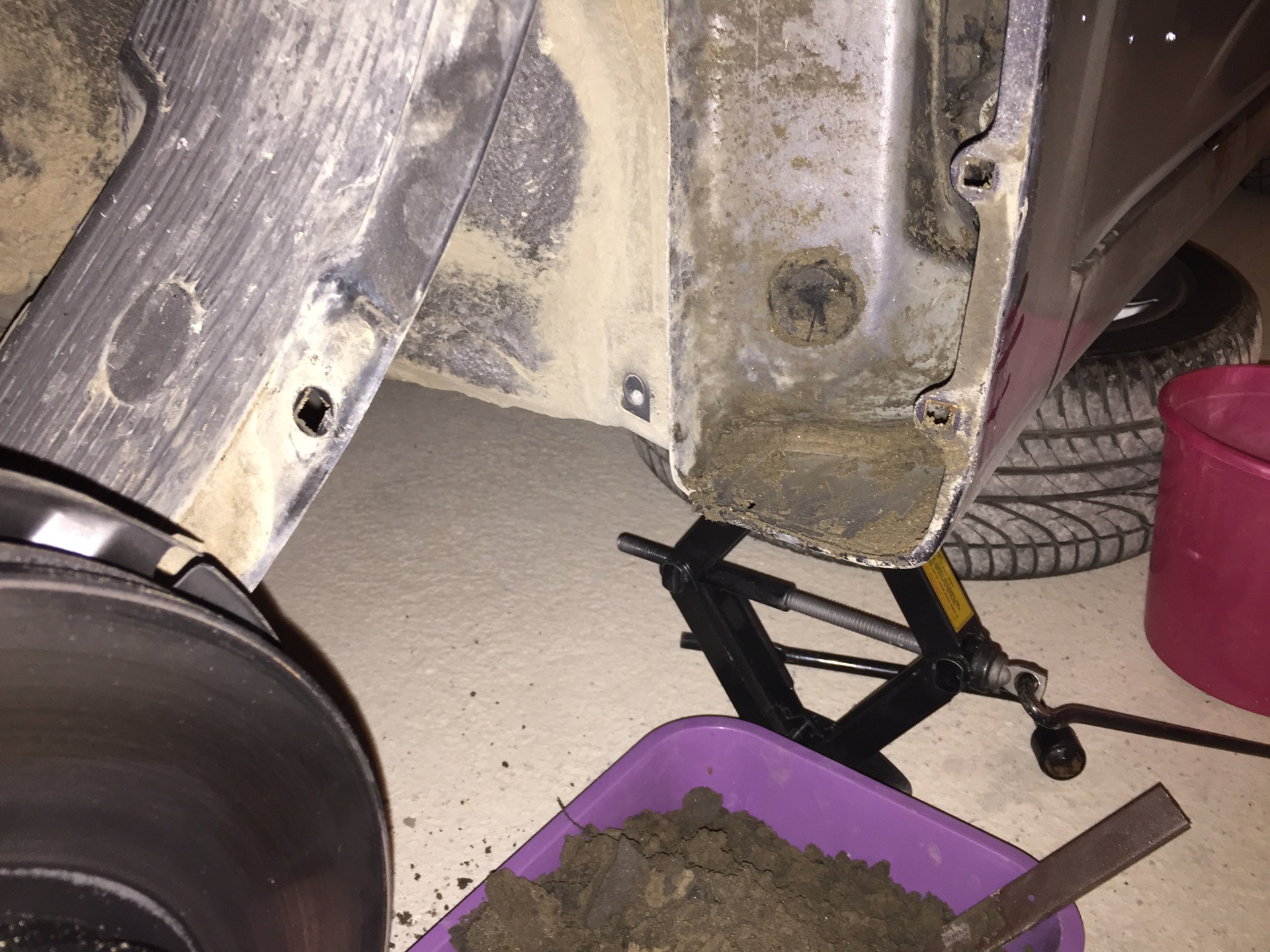 Добываем чернозем из-под крыла))) — Hyundai Solaris, 1,6 л, 2011 года ...