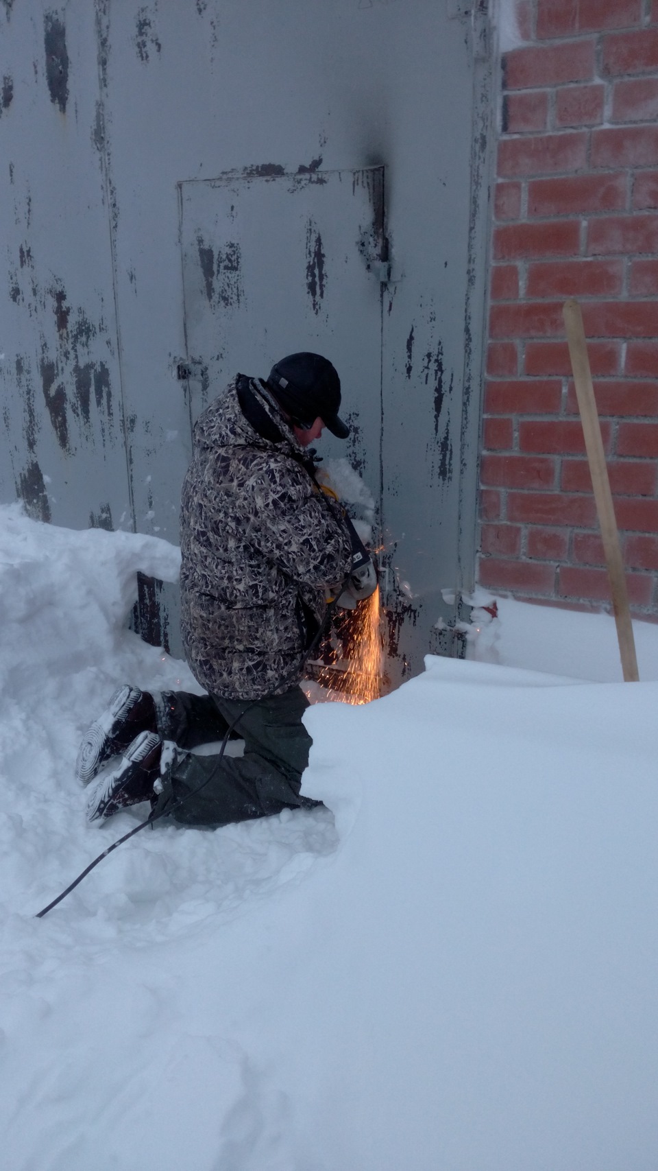 позавчера сломал ключ в замке гаража :( сегодня героически спилили ...