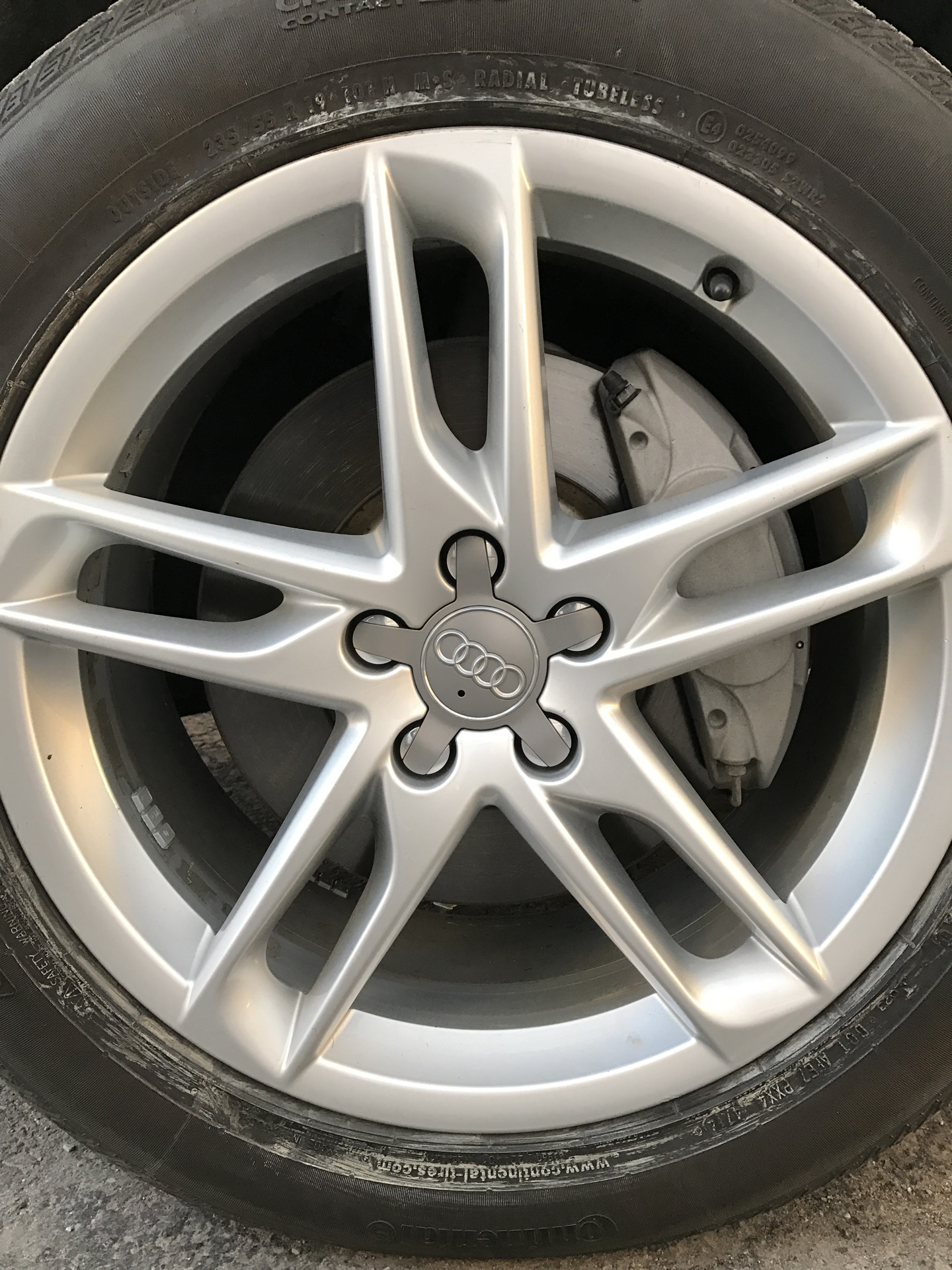 Скол на литом диске. Автомобильные диски грязные. Скол диска. Сколы на дисках. Скол диска.