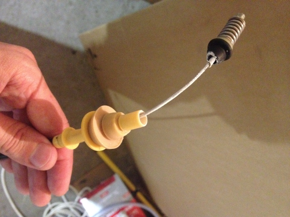 Трос акселератора mitsubishi lancer 9. Смазка троса сцепления. Доработка троса сцепления рено логан. Натяжитель сцепления гранта. Смазка тросов кпп xray.