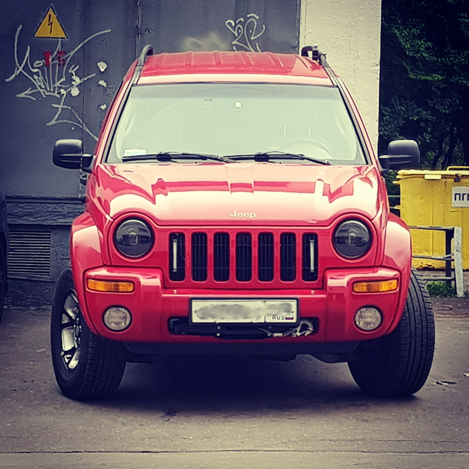 Девушка и Jeep Liberty