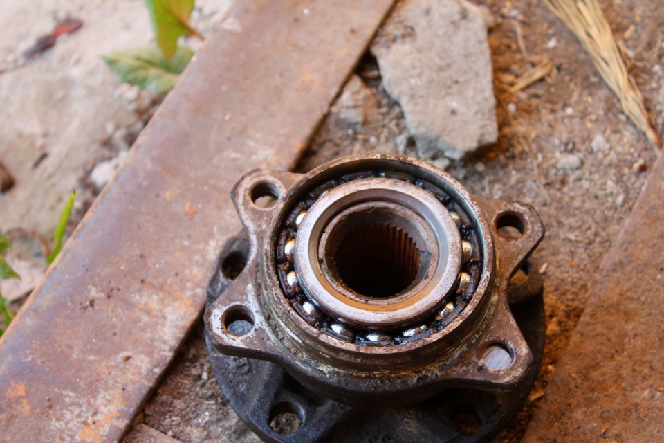 как снять пыльник с подшипника без повреждения