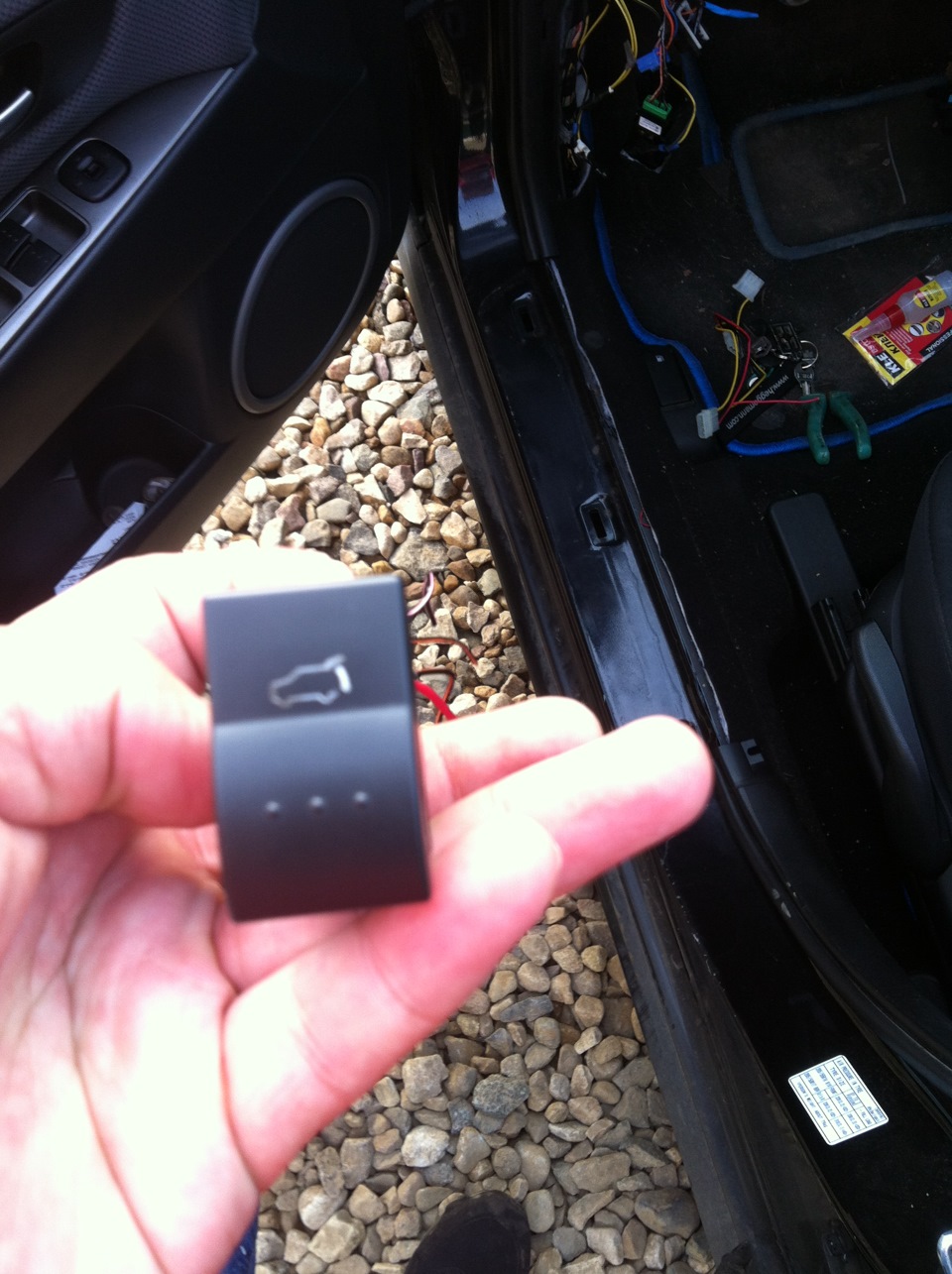 Кнопка багажника мазда сх 5. Кнопка багажника Мазда 3. Кнопка открывания багажника Мазда cx9 2008. Кнопка открывания багажника Mazda 3 БК. Кнопка открывания багажника Mazda cx9.