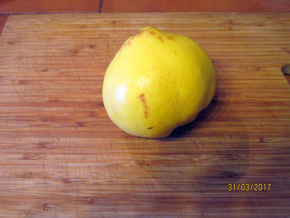 Хорошо моем одну айву, очищаем её от кожицы.