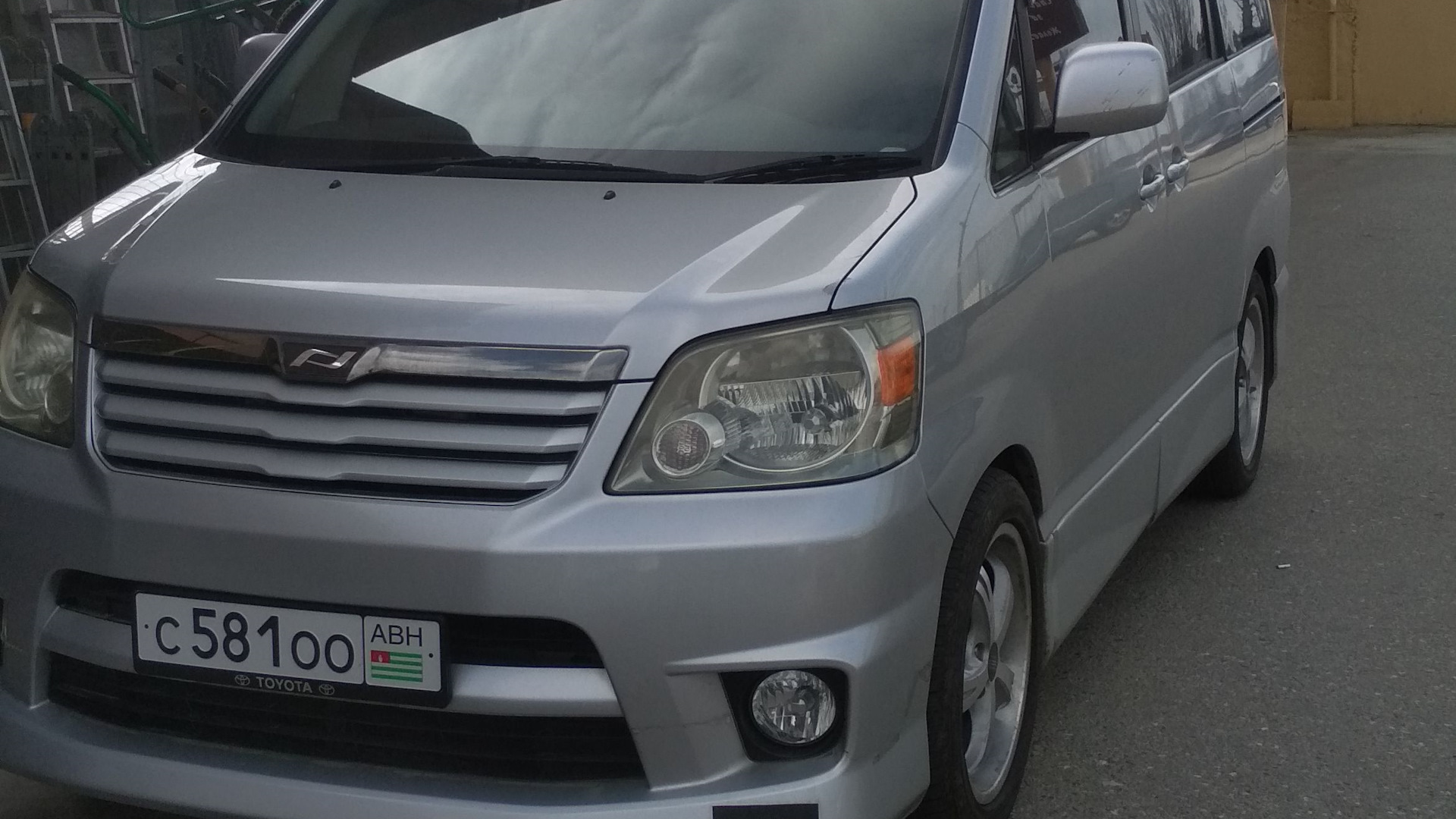 Toyota Noah 2.0 бензиновый 2004 | 