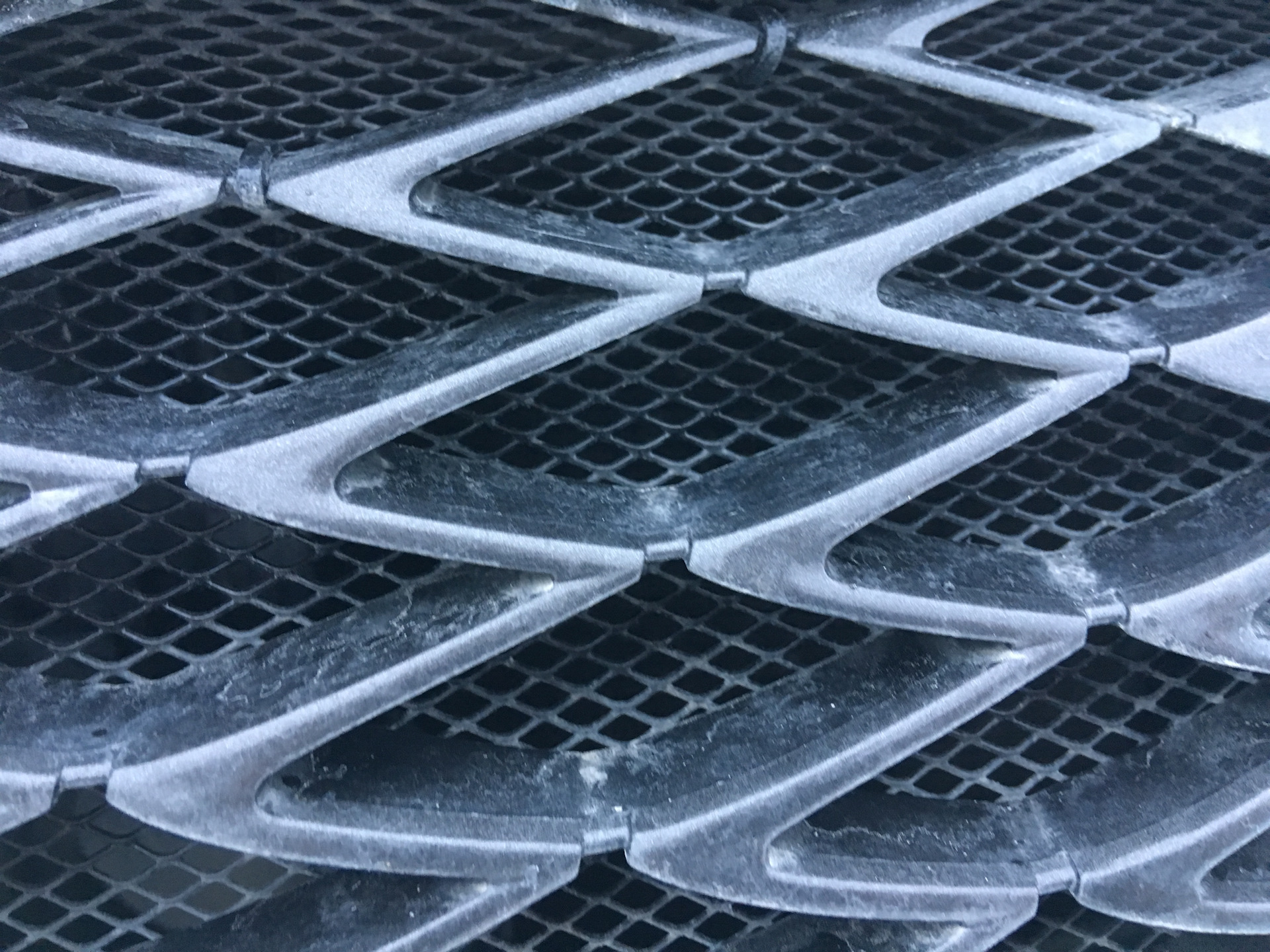 Сетка радиатора jaecoo j7. Решетка радиатора на вездеход. Сетка для радиатора автомобиля. Защитная сетка бампера renault dokker. Сетка для решетки радиатора автомобиля.