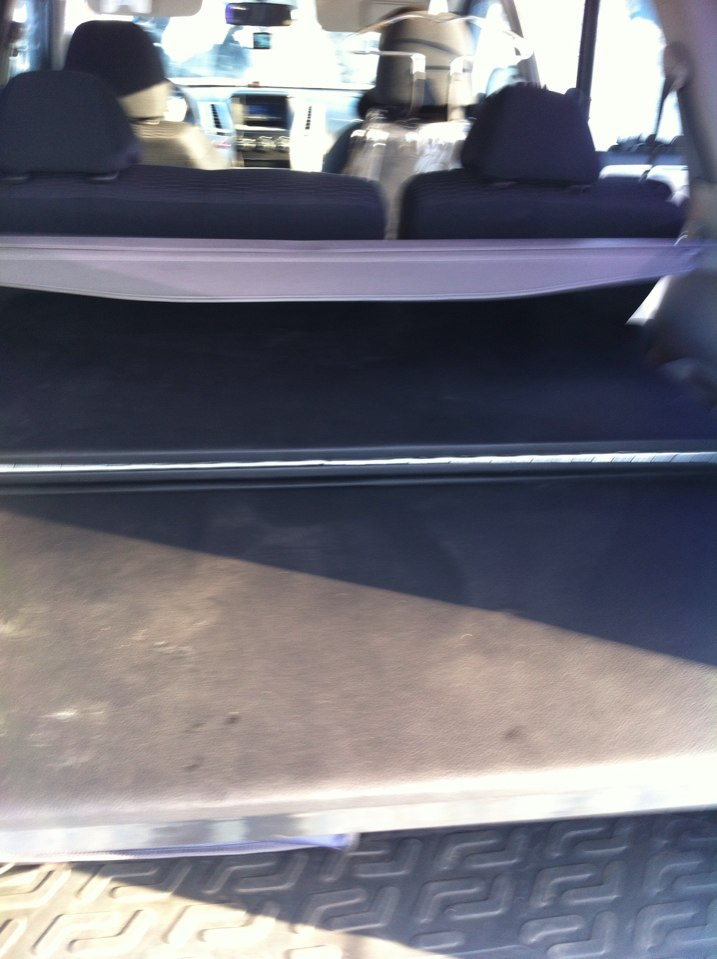 раскладушка сверху и пристёгнута на ремни — Mitsubishi Pajero Sport (2G)