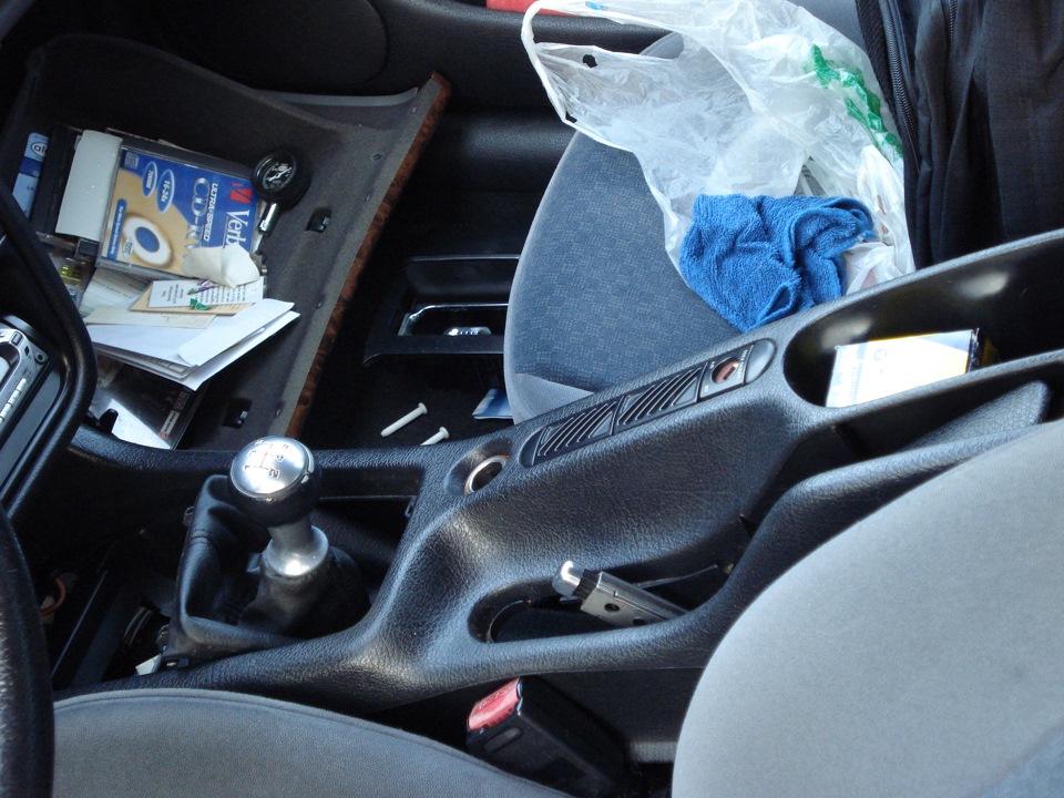 Меняем местами концевики подсветки бардачка и ручника или решение