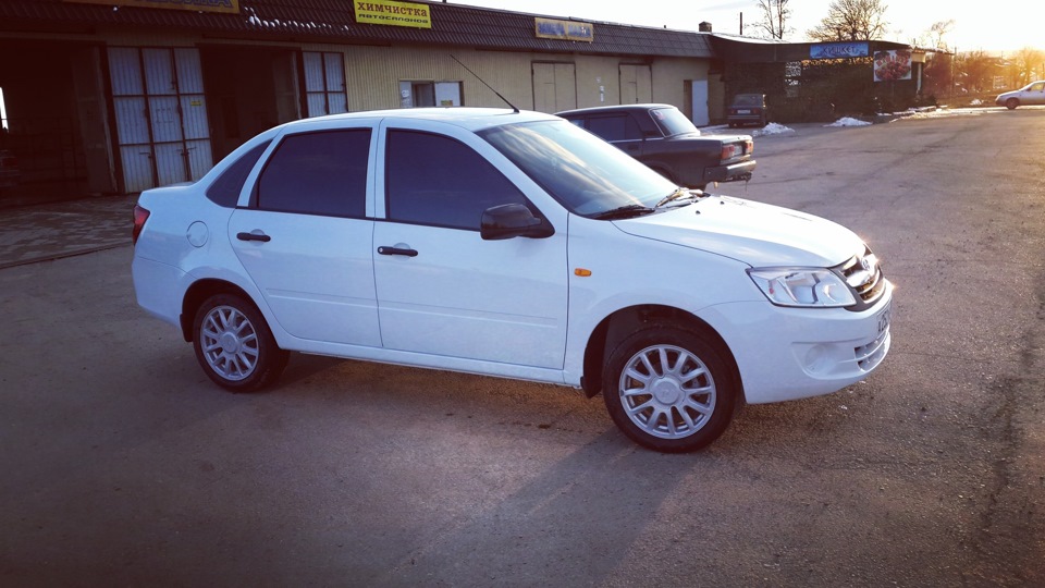 Гранта тонированная 43. Тонировка лады гранты. Тонировка лады гранты. Гранта седан белая тонировка 35%. Тонировка лады гранты.