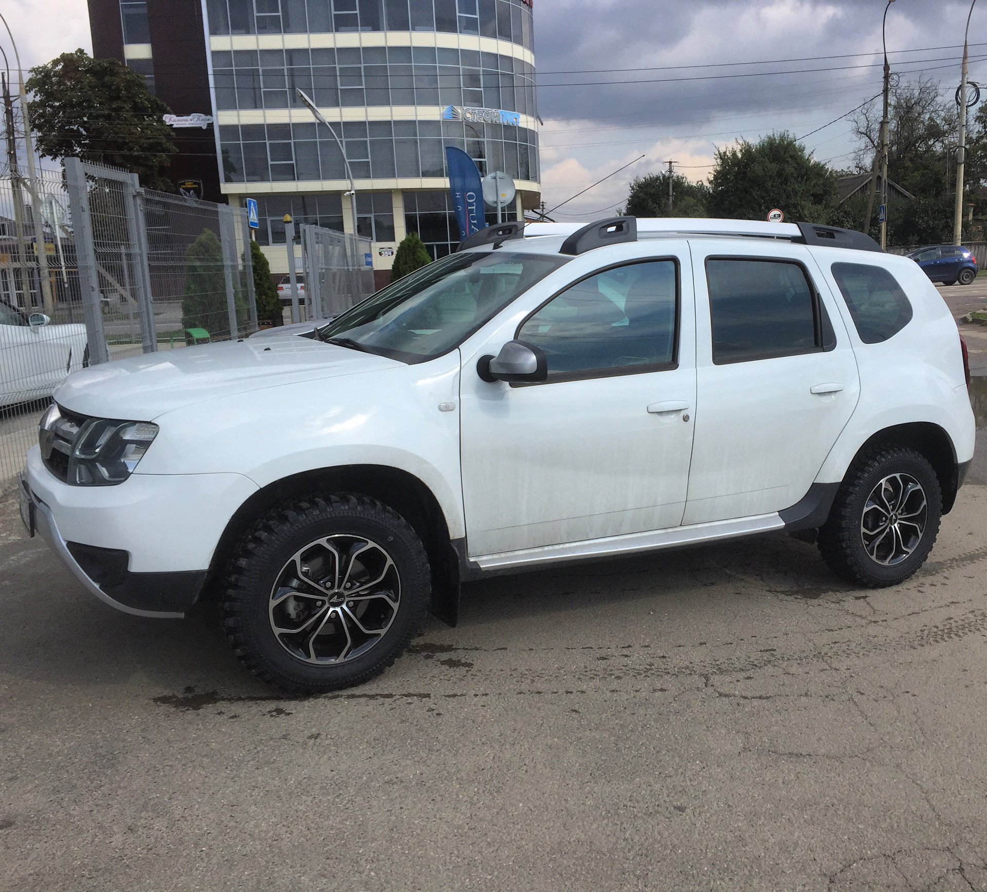 Диски литые r16 на дастер. Рено Дастер белый r17. Рено Дастер r16. R16 Renault Duster. Рено Дастер белый r18.