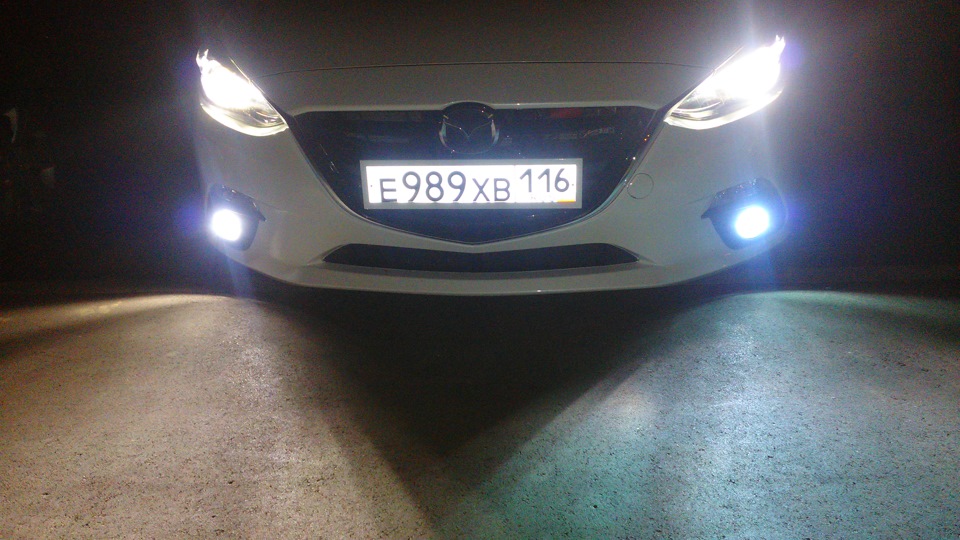 Ксенон мазда 3. Mazda 3 2014 ПТФ. Ксенон в ПТФ Mazda 3 BL. Ксенон ПТФ на Мазда 6 GJ 2014. Мазда 3 2014 туманки.