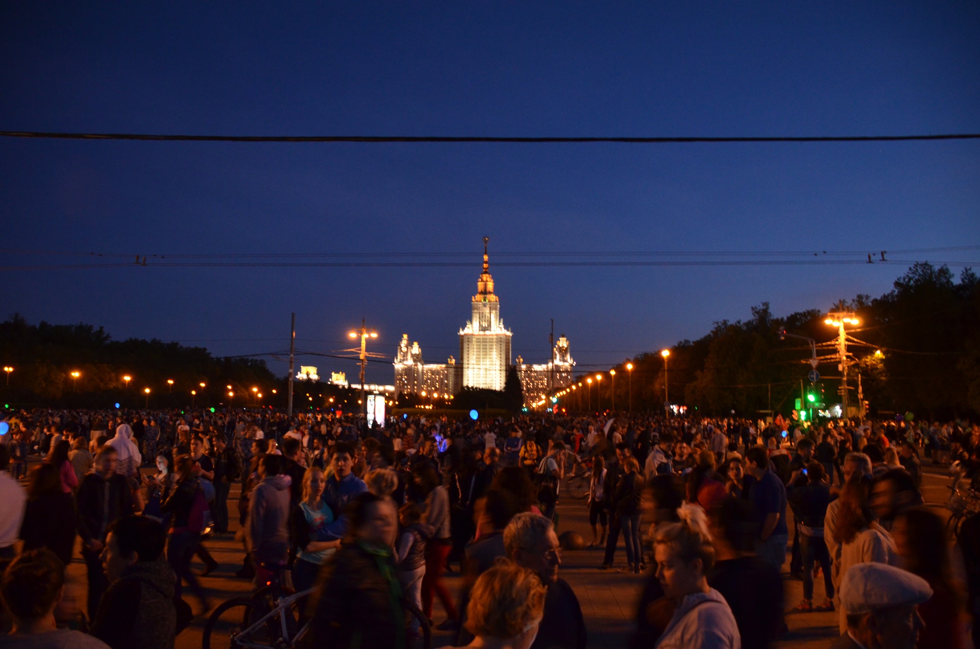 Все кто бывал в москве на воробьевых. Салют день Победы Воробьевы горы. Салют Воробьевы горы 9 мая. 9 Май Воробьевы горы. Воробьевы горы салют 9 мая сегодня.