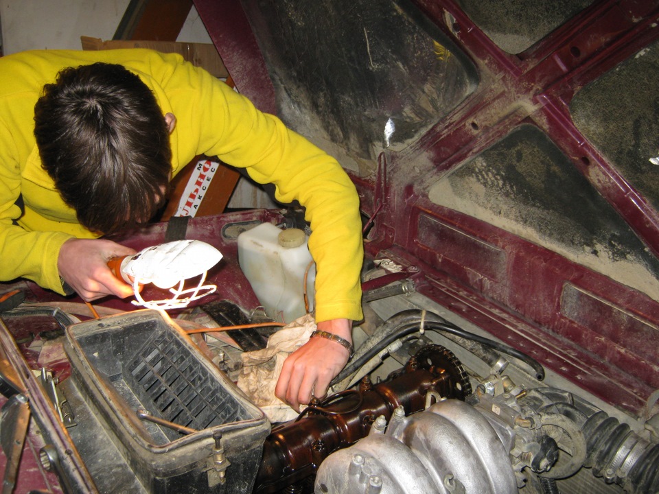 У них было время после работы и они поехали в гараж переобуть колеса ...