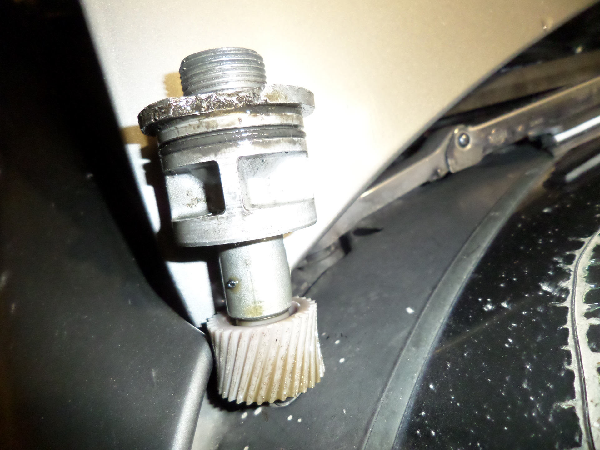 Как снять шестерню спидометра. Как снять шестерню спидометра. Форд транзит шестерня спидометра. Привод спидометра гольф 4. Датчик скорости w58.