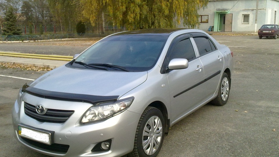 Тойота Королла серебристая. Да машин Toyota Corolla серебристый 2005 год.