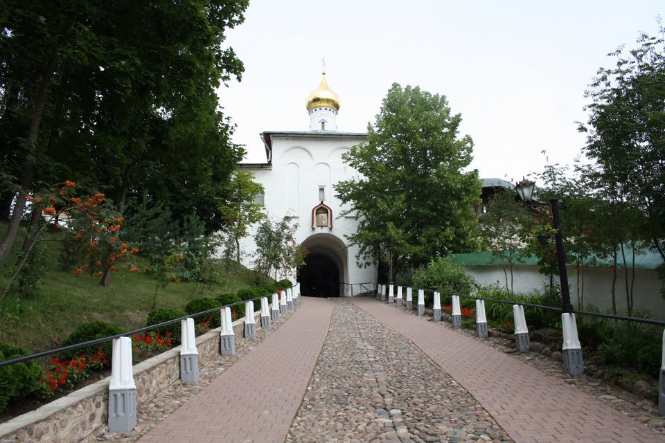 Захоронения в псково печерском монастыре фото