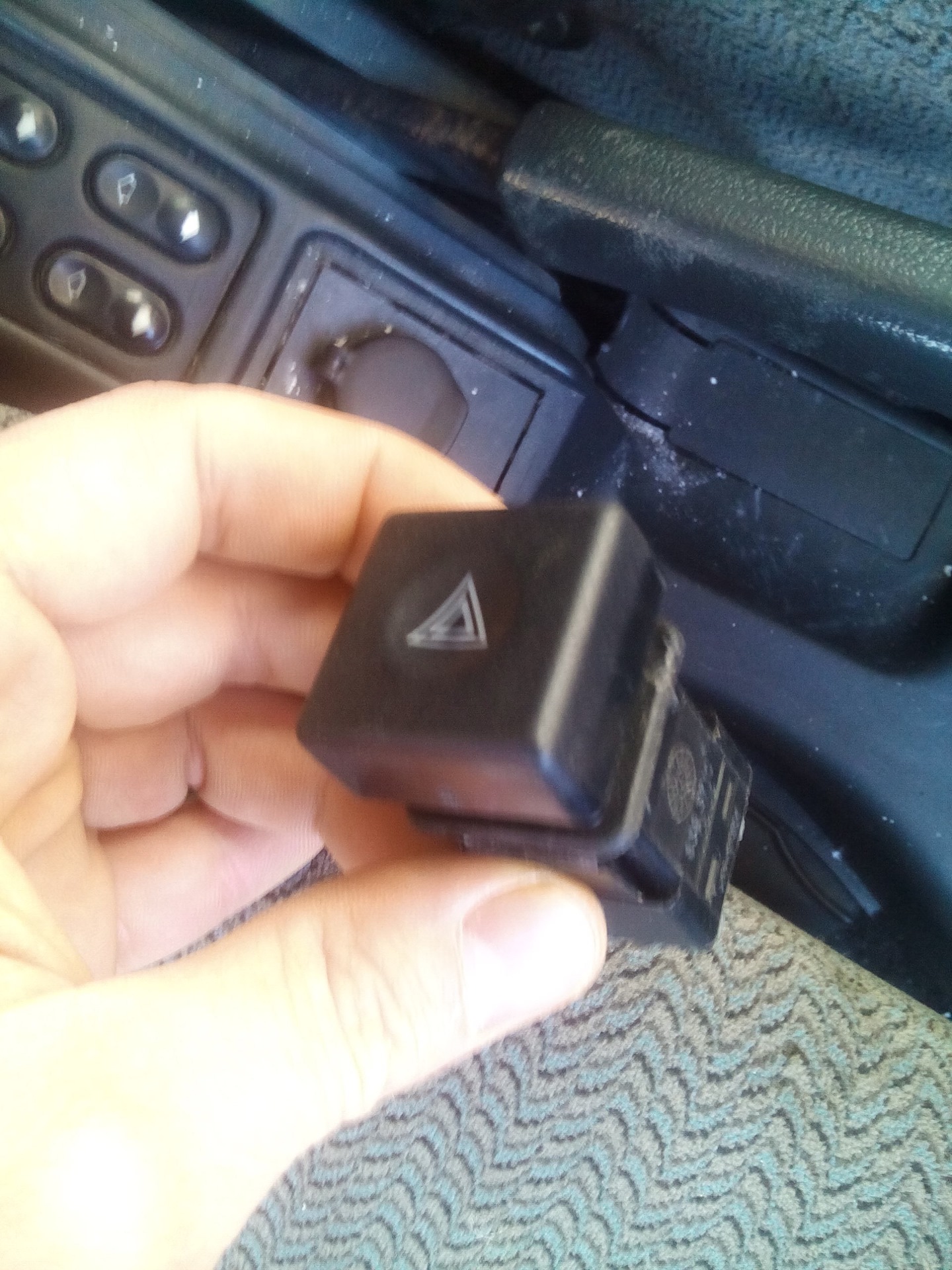 Механизм включения поворотников ваз 2112. Аварийка ваз 2109. Не работает кнопка аварийки ваз. Кнопка аварийной сигнализации ваз 2110. Выключатель аварийной сигнализации ваз 2109.