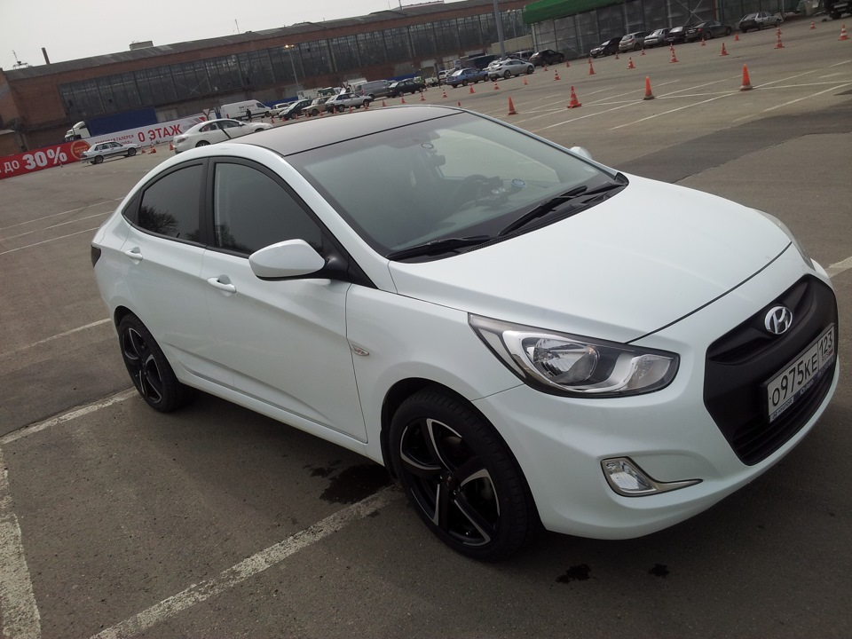 Авито краснодарский край солярисы. Hyundai Solaris 2013 Tuning белый. Hyundai Solaris 2013 1.6. Белый Hyundai Solaris, 2011. Белый Хендай Солярис 888.