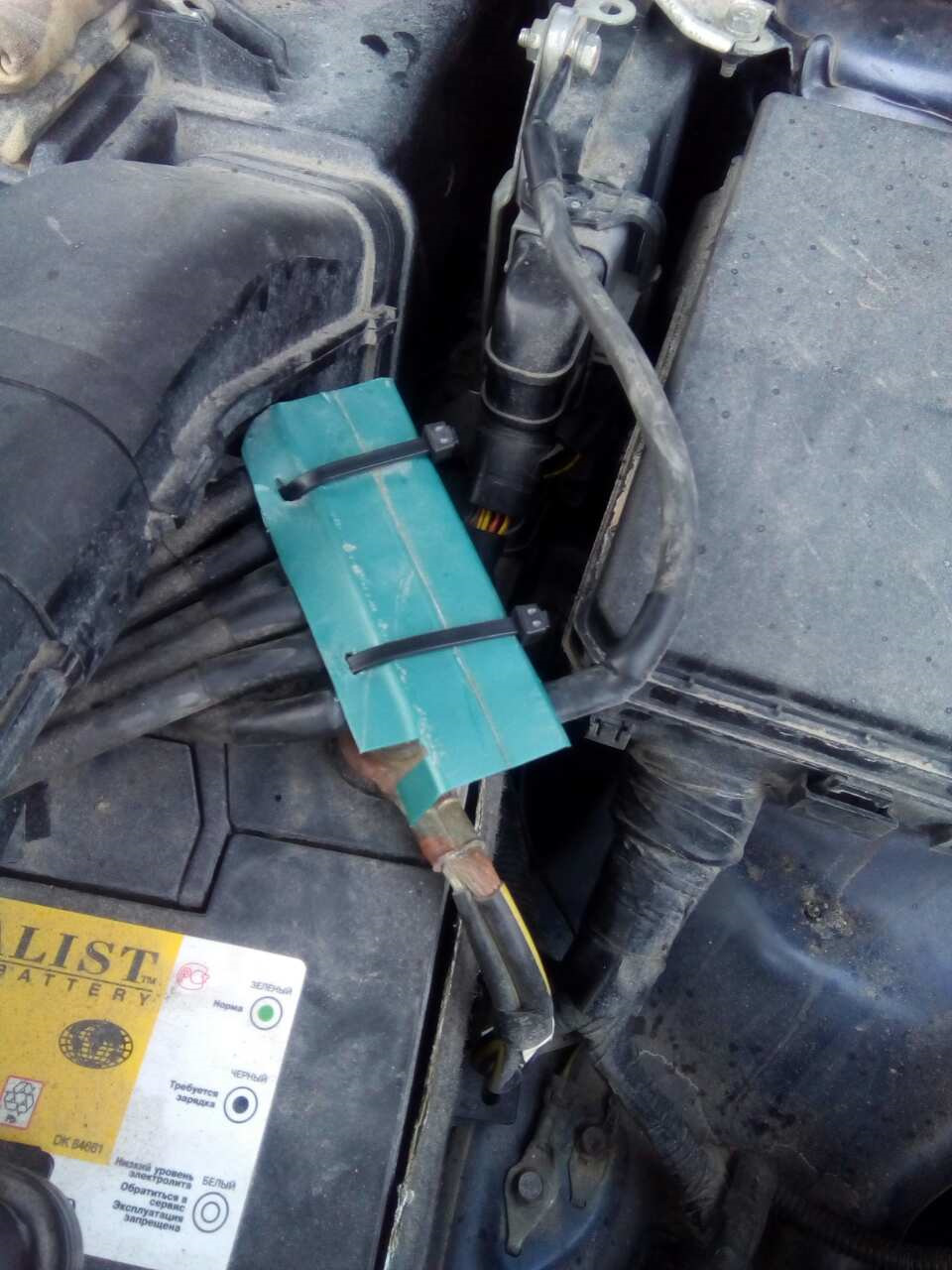 Закрыл все это дело крышечкой вырезанной из канистры Castrol — Mitsubishi Lancer X