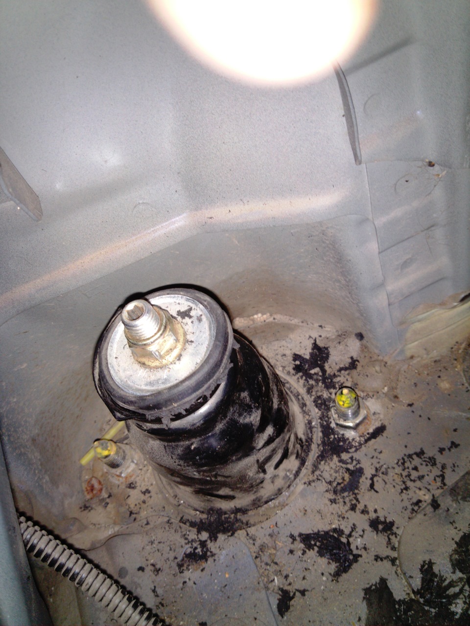 Замена резинок в задних амортизаторах — Honda Civic (7G), 1,6 л, 2004 ...