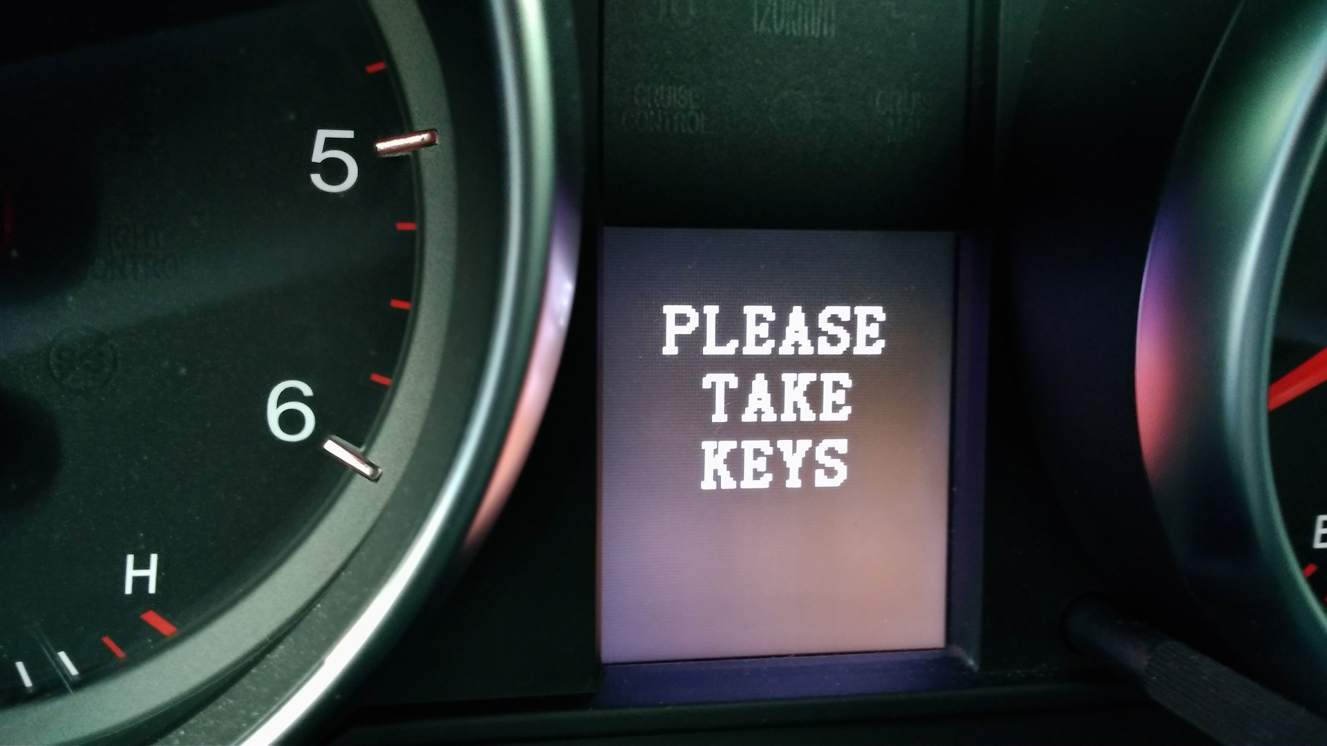 Лизасинглиш. Клавиши клавиатуры apple. Неисправная клавиатура. Накрасить маму пранк. Старые ключи на кольце в руку фото.