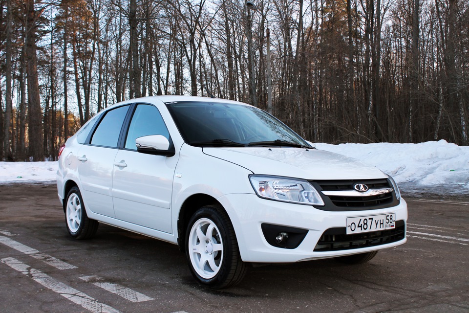 Гранта белая фото. Лада Гранта белая. Лада Гранта лифтбек белое облако. Lada Granta 2013 лифтбек. Гранта лифтбек 2013.