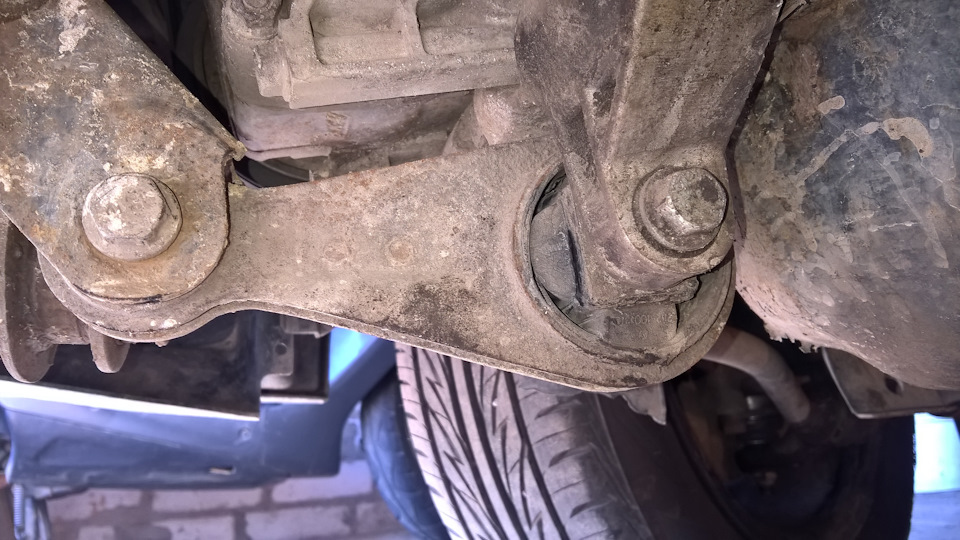Замена подушки двигателя — Lada Приора седан, 1,6 л, 2013 года ...
