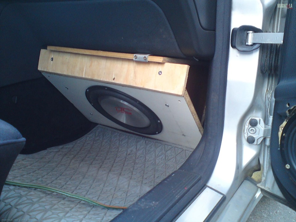 жесткий басс. плюс минус на сабвуфере. минусы саб. Mac audio stx 112 bp 1000 watts max. фронтальный сабвуфер.