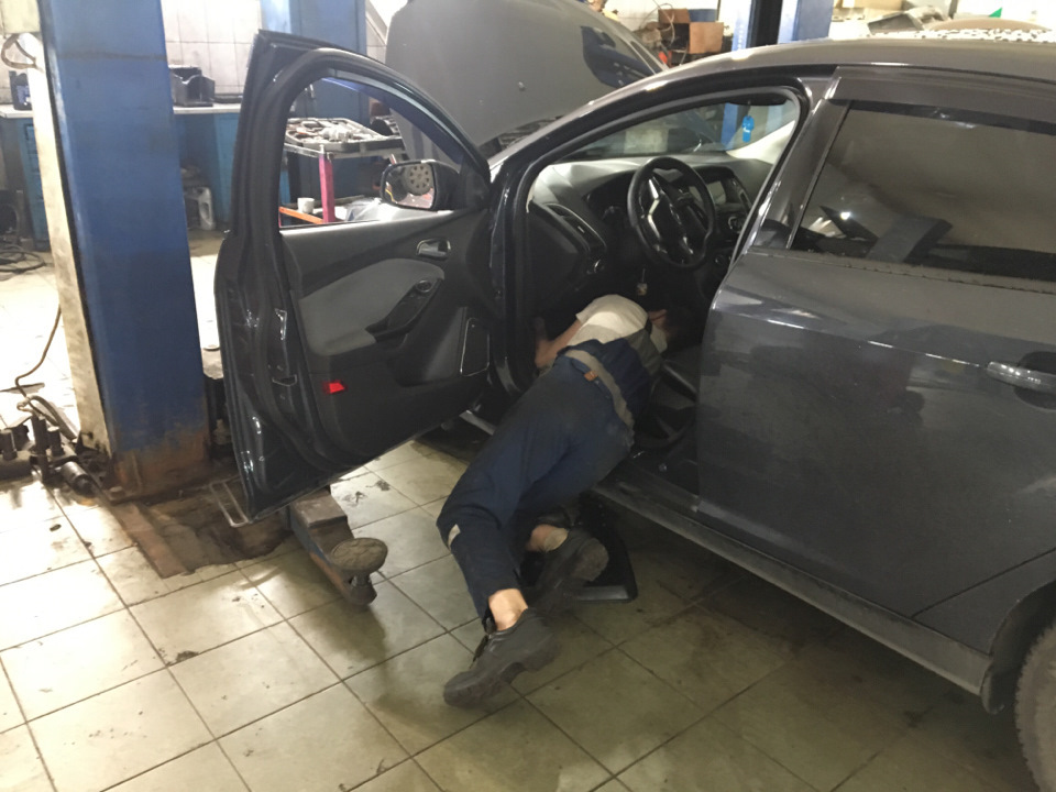 Что бы вытащить старый и установить новый ГЦС человек проводит вот в такой вот позе порядка 1,5 часов ) — Ford Focus Hatchback III