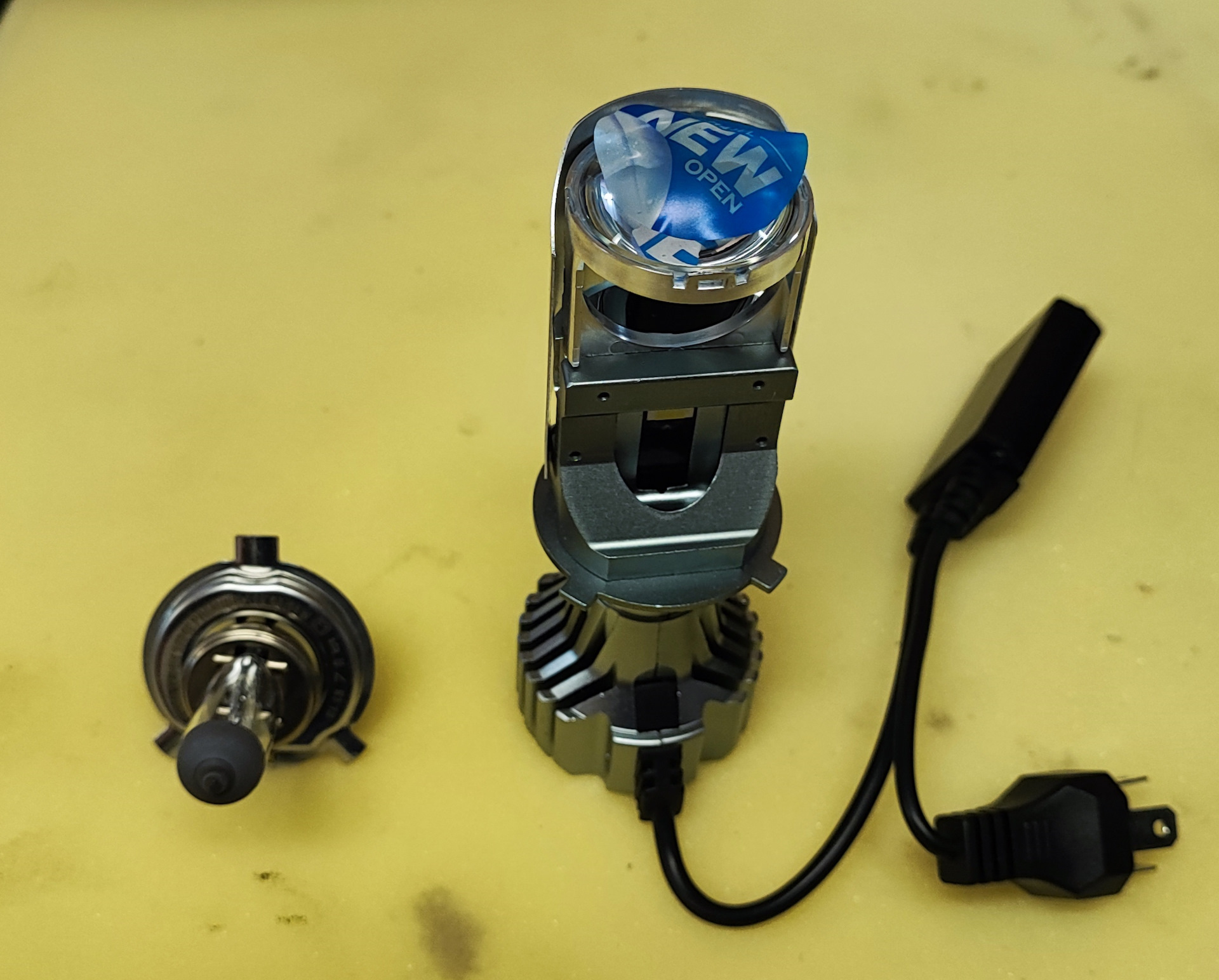 Мини линзы bi led лампы мне в фары — Nissan Micra (K12C), 1,4 л, 2008 ...