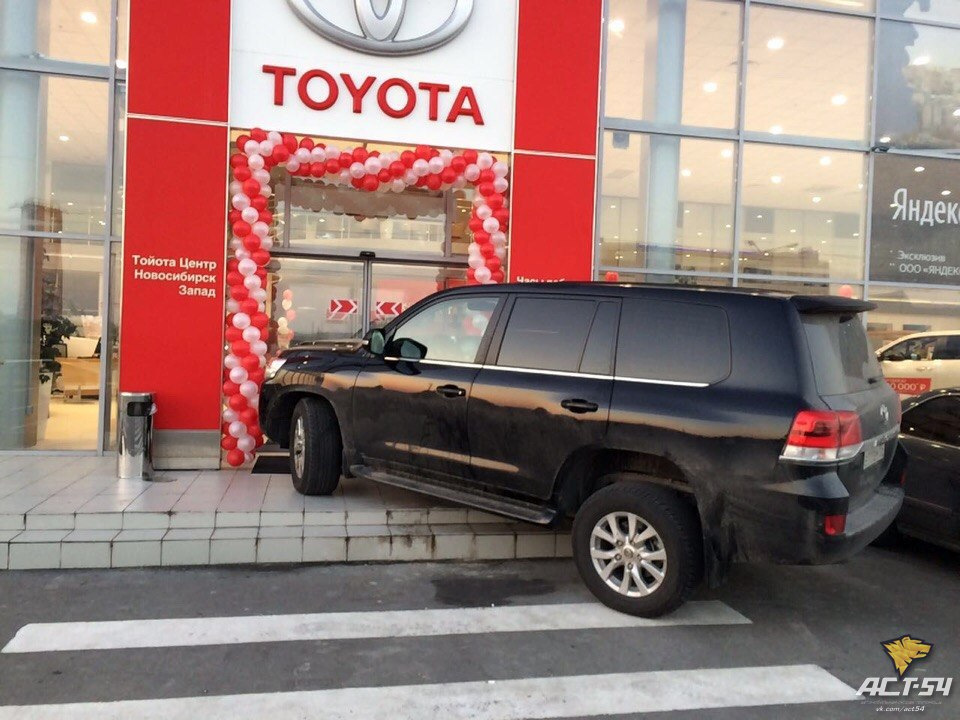 Toyota новосибирск. Toyota Land Cruiser 200 автосалоне. Тойота ленд Крузер Тойота центр. Крузак в автосалоне. Тойота центр Новосибирск.