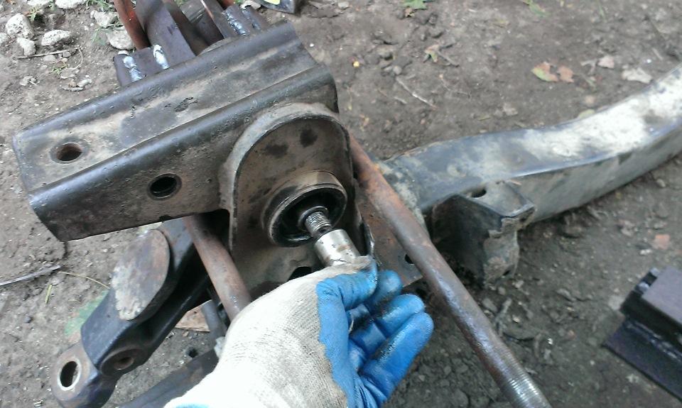 Замена сайлентблоков на передке. — Iveco Daily (3G), 2,3 л, 2006 года ...