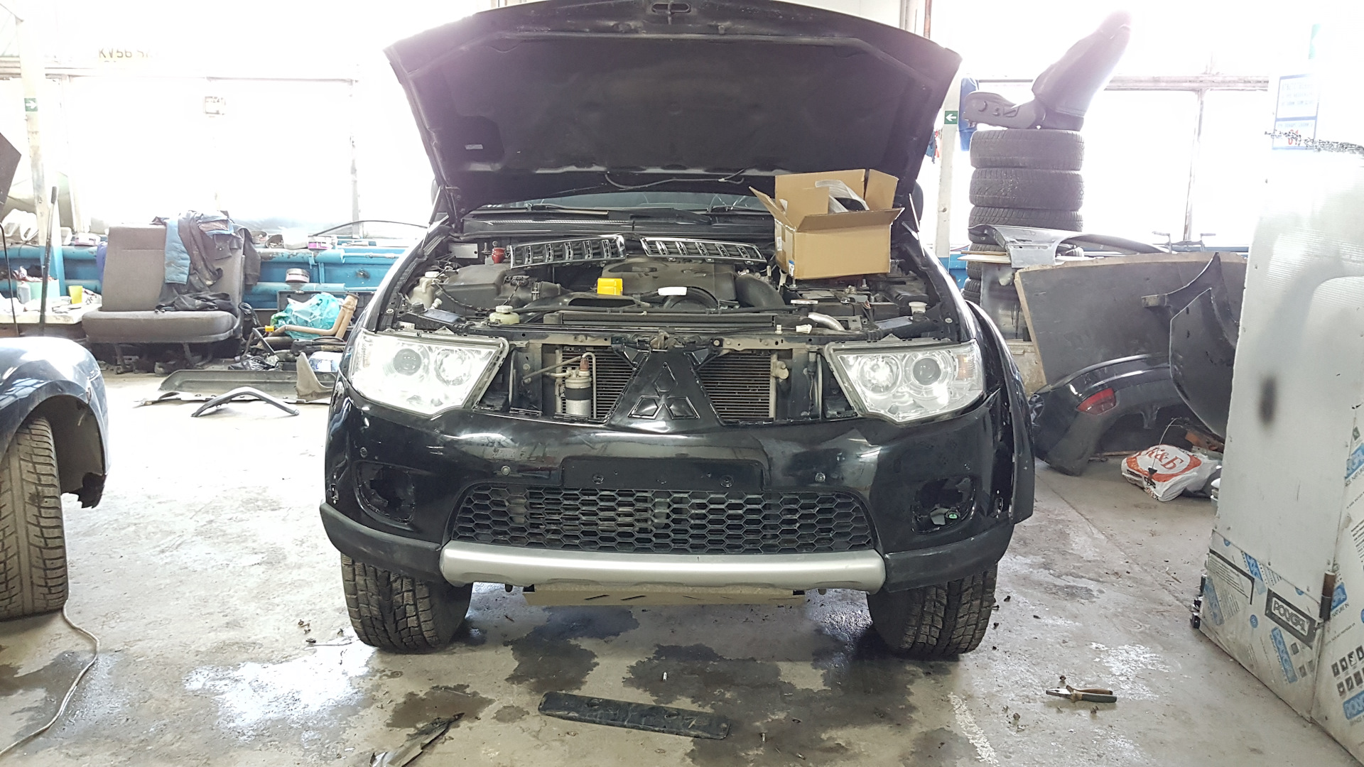 снимаем бампер паджеро спорт