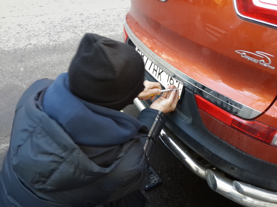 Воруют номера. Похищение автомобильных номеров. Кража номеров с автомобиля. Украли гос номера с машины. Крадут номера с машины.