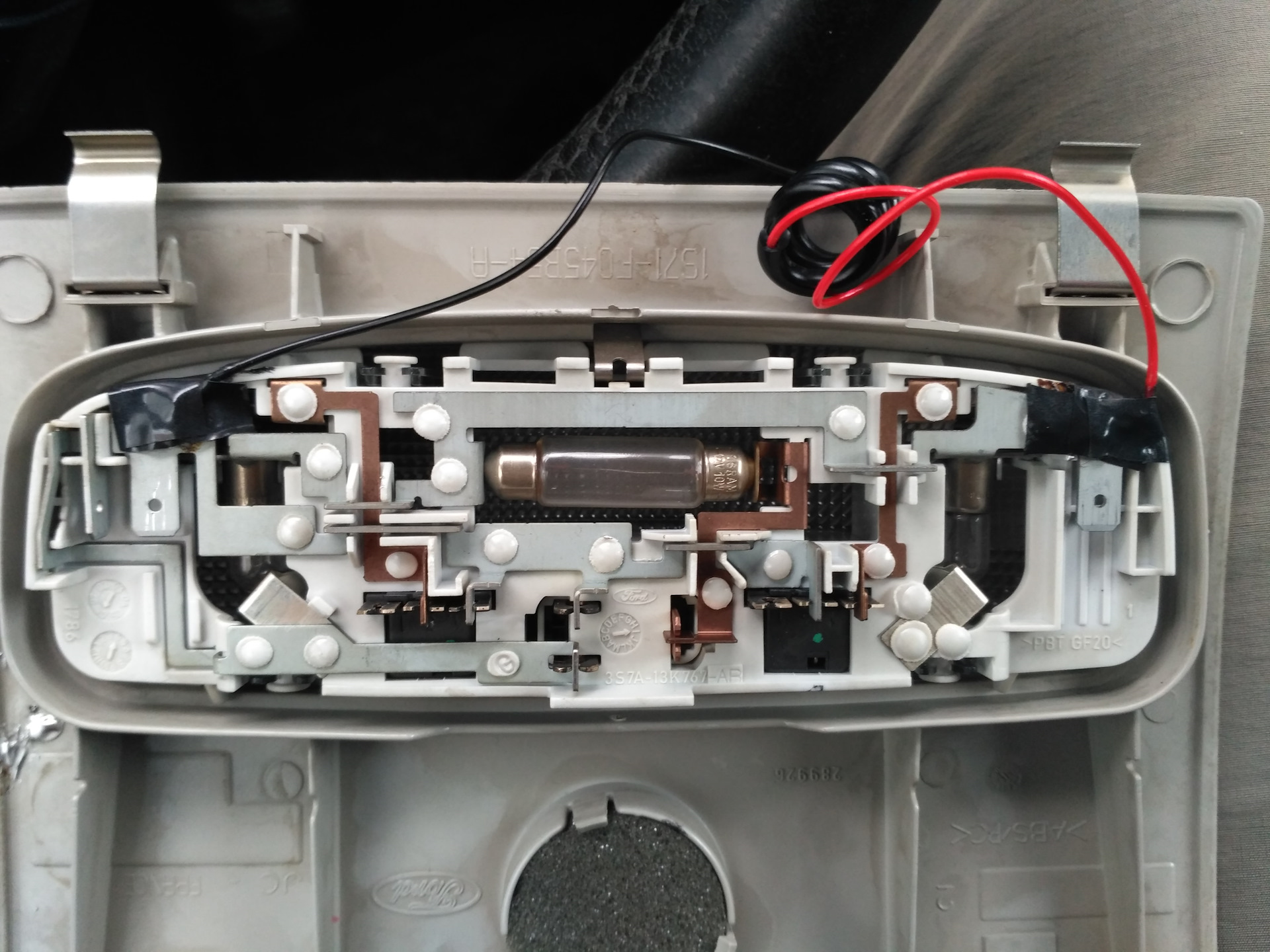 Подключение плафона освещения. Регистратор к плафону Форд Фиеста. Видеорегистратор к плафону освещения Форд Фьюжн. Адаптер к плафону Форд фокус 2. Регистратор к плафону освещения Форд фокус.