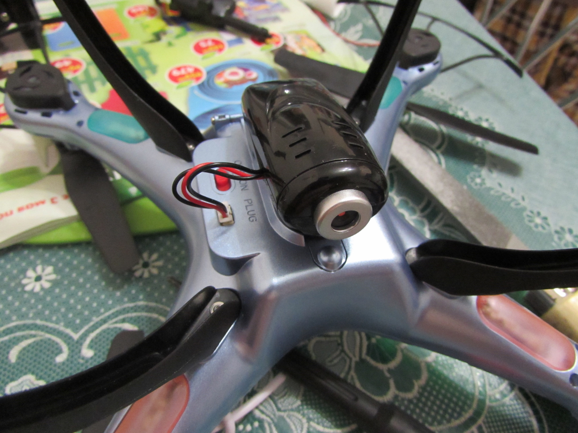 включить камеру на дроне. дрон китайский foldable камерой 4к синие пламя на корпусе. квадрокоптер мини - складной 4k hd аэрофотоаппарат. 6 axis gyro. подключить дрон к телефону.