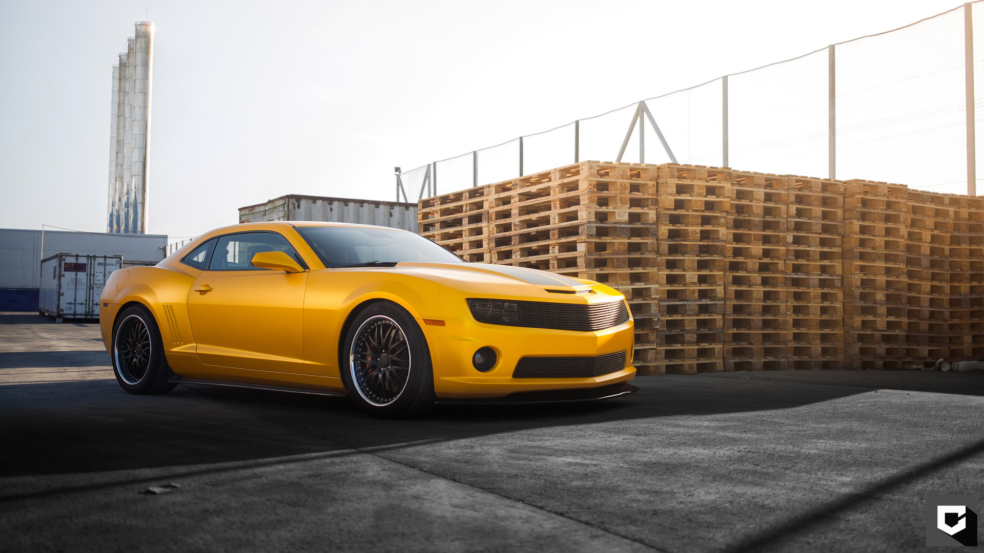 Шевроле камаро 6.2. Заниженная Шевроле Камаро. Желтый матовый Камаро. Camaro Hennessey. Камаро Шевроле ржавчина.