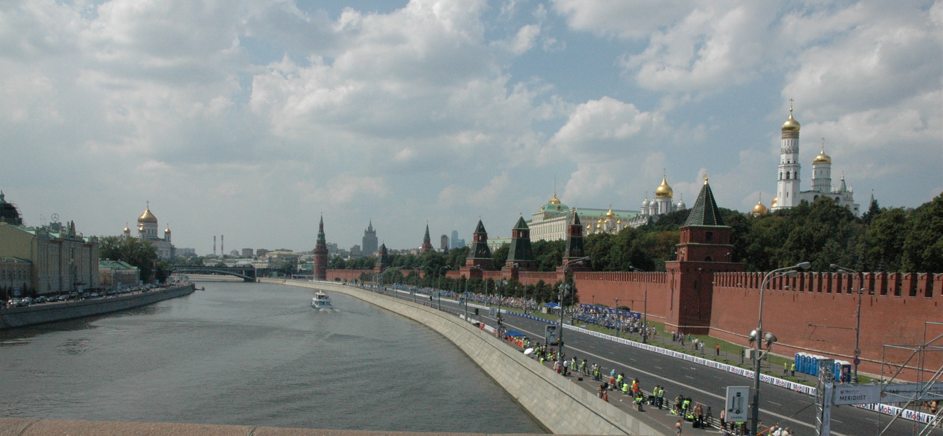 Большой москворецкий мост кремль. Боровицкий мост москва. Замоскворецкий мост в москве. Река вокруг кремля. Река вокруг кремля.