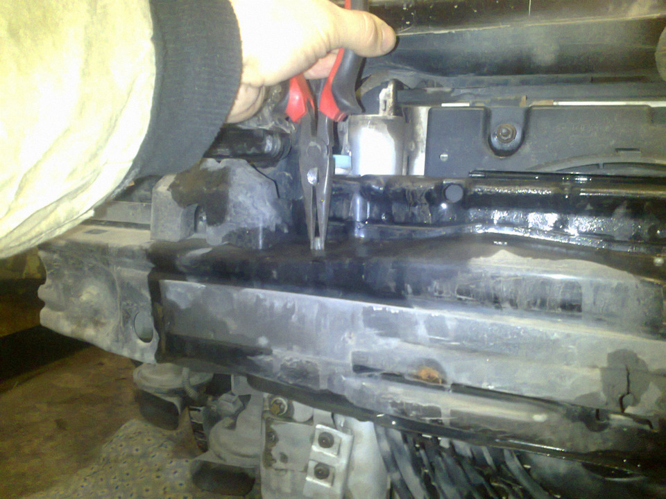 Затем нужно освободить клипсы, крепящие жгут проводов к усилителю бампера — Opel Astra G