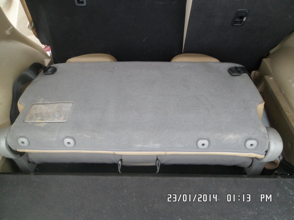 В сложенном виде. места в багажнике осталось столько же как и при установленной полке — KIA Sorento (2G)